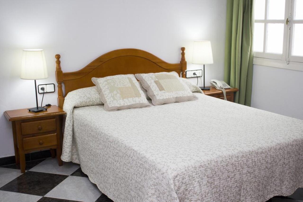 Hotel Oasis Кониль-де-ла-Фронтера Экстерьер фото