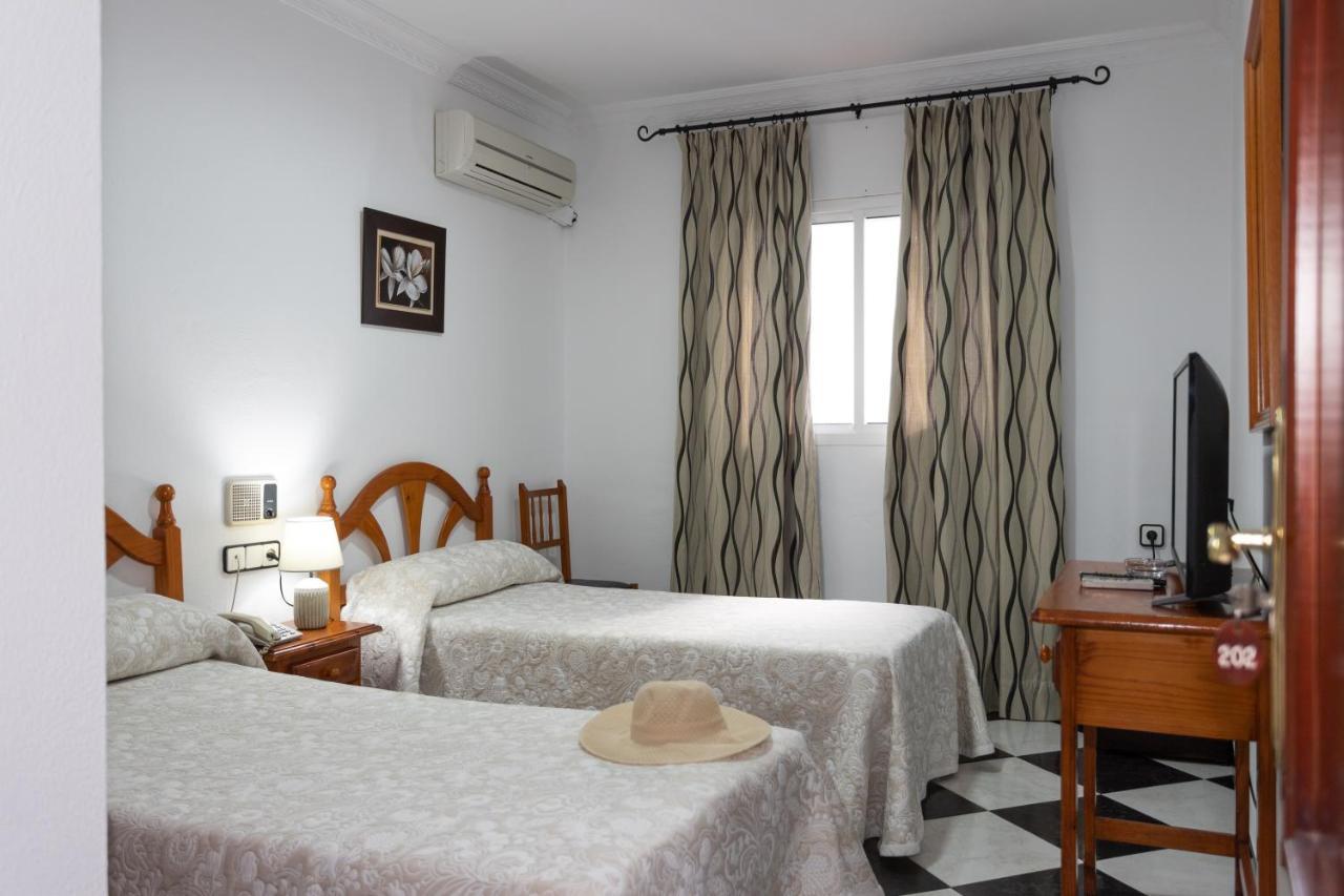 Hotel Oasis Кониль-де-ла-Фронтера Экстерьер фото