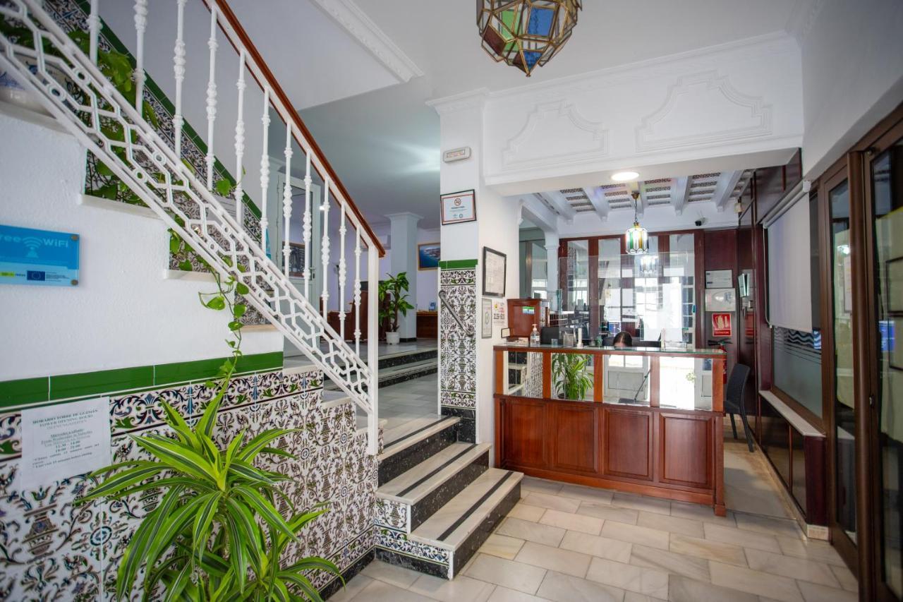 Hotel Oasis Кониль-де-ла-Фронтера Экстерьер фото