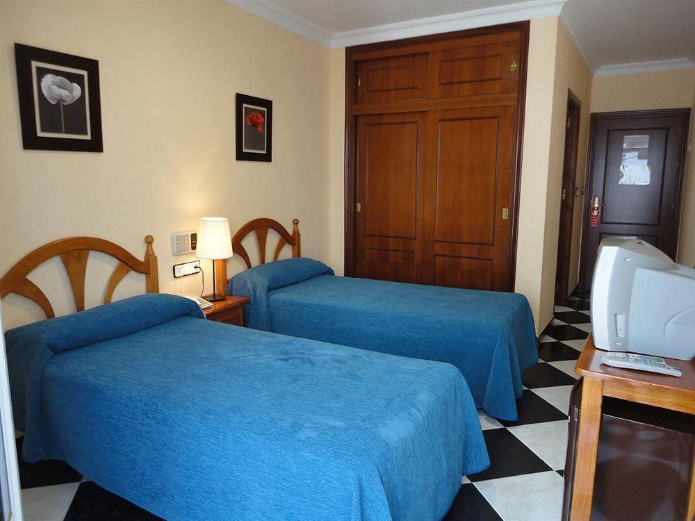 Hotel Oasis Кониль-де-ла-Фронтера Экстерьер фото