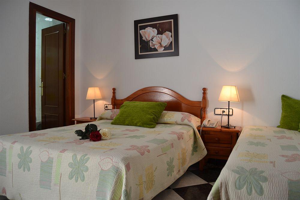 Hotel Oasis Кониль-де-ла-Фронтера Экстерьер фото