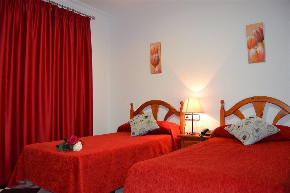 Hotel Oasis Кониль-де-ла-Фронтера Экстерьер фото