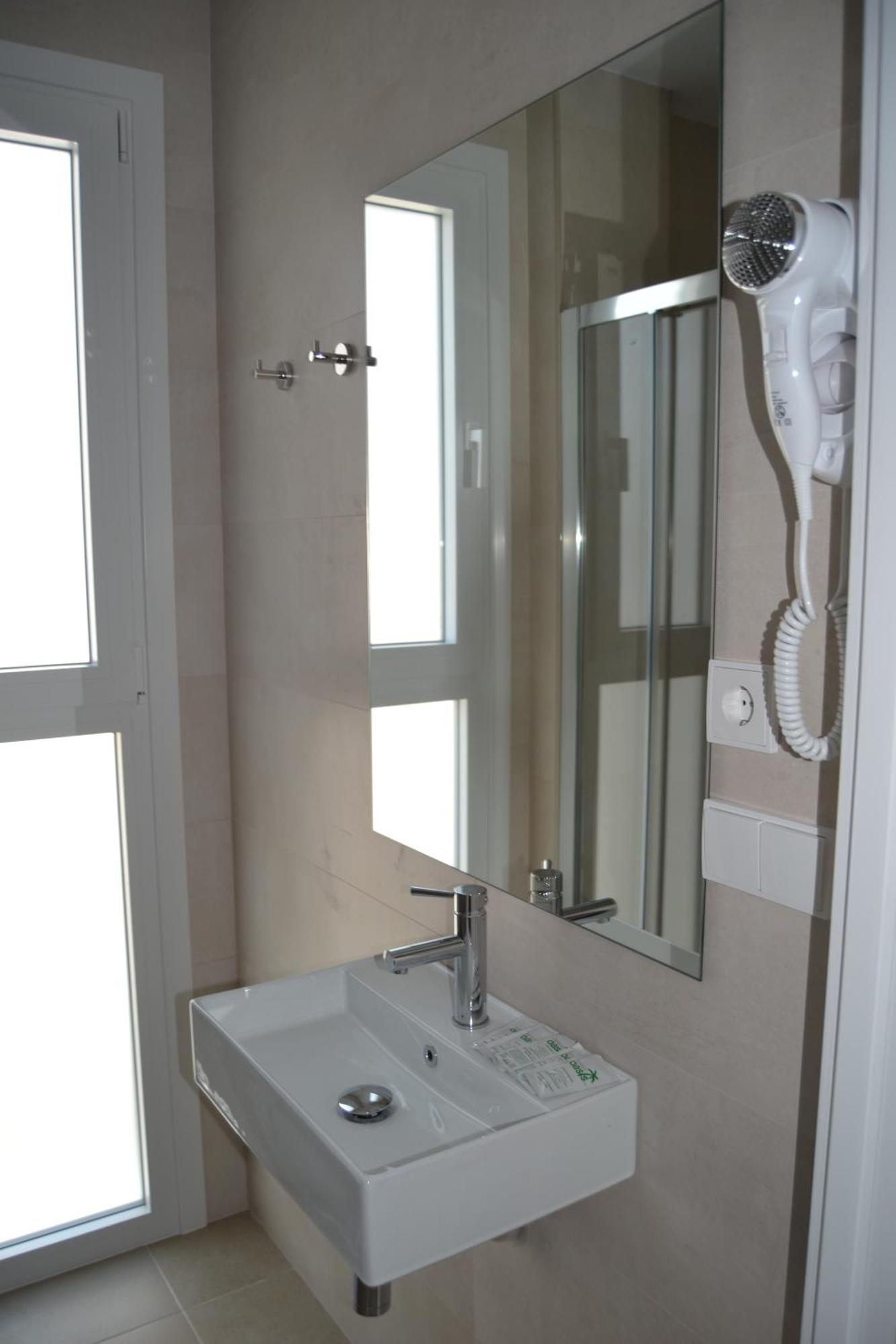 Hotel Oasis Кониль-де-ла-Фронтера Экстерьер фото