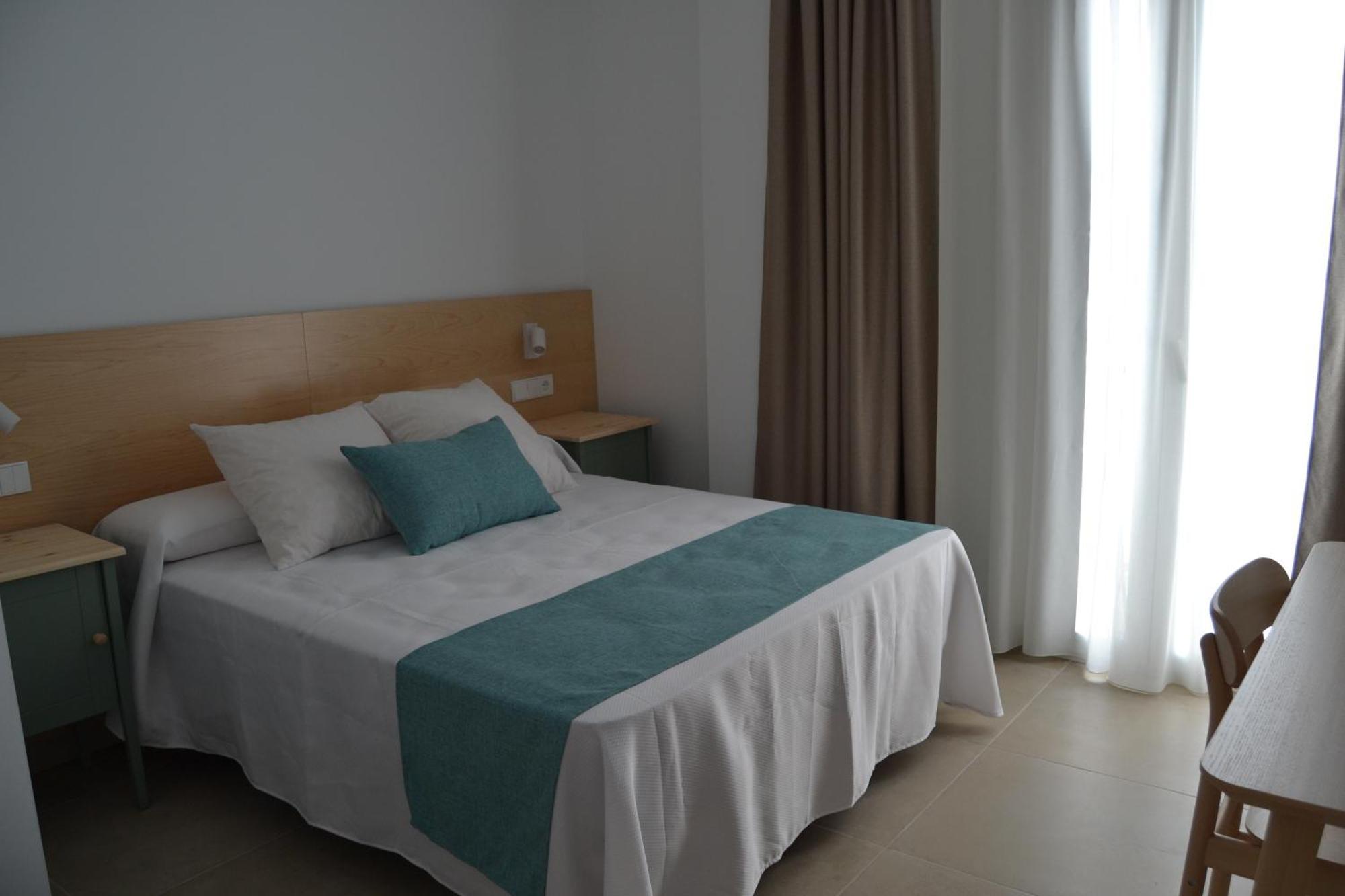 Hotel Oasis Кониль-де-ла-Фронтера Экстерьер фото