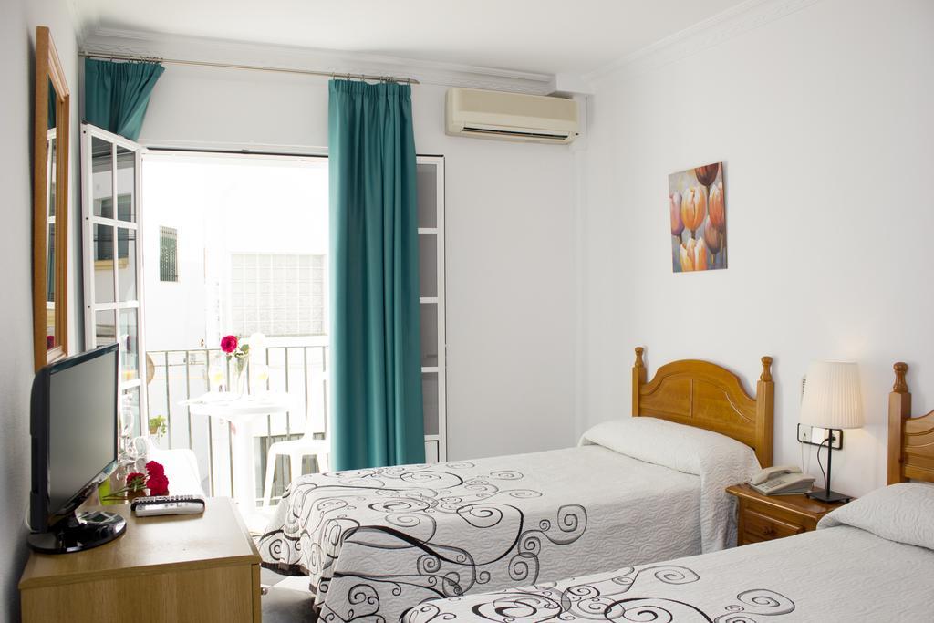 Hotel Oasis Кониль-де-ла-Фронтера Экстерьер фото
