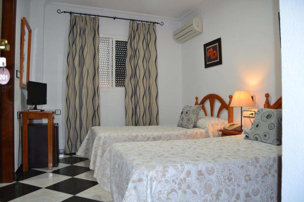 Hotel Oasis Кониль-де-ла-Фронтера Экстерьер фото