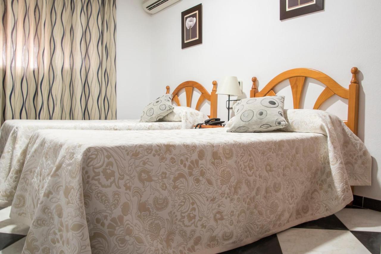 Hotel Oasis Кониль-де-ла-Фронтера Экстерьер фото