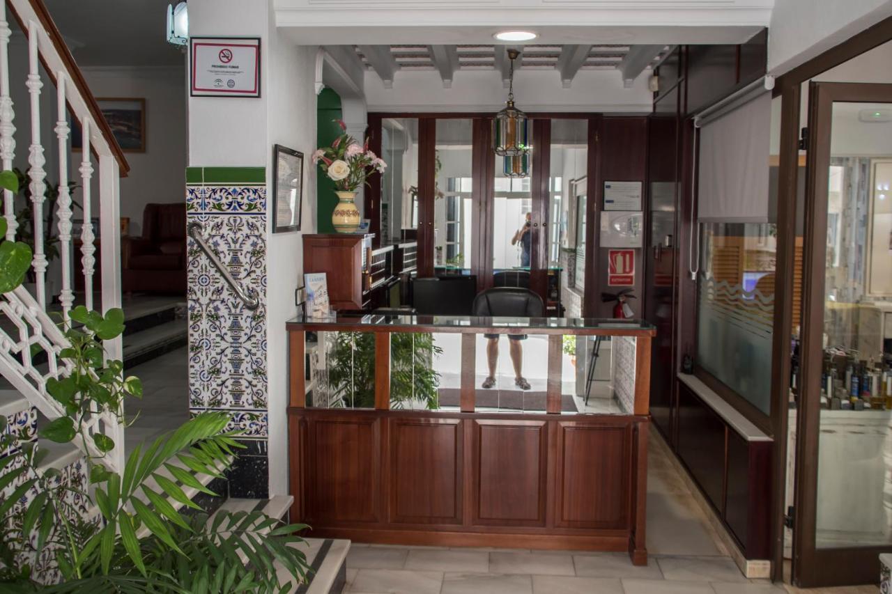 Hotel Oasis Кониль-де-ла-Фронтера Экстерьер фото